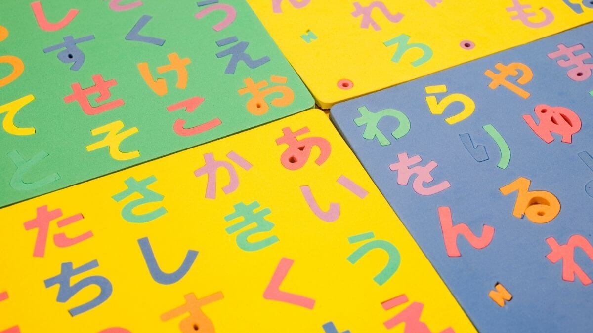 O alfabeto japonês hiragana e katakana
